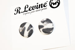 V Print Single Pearl Stud Earrings